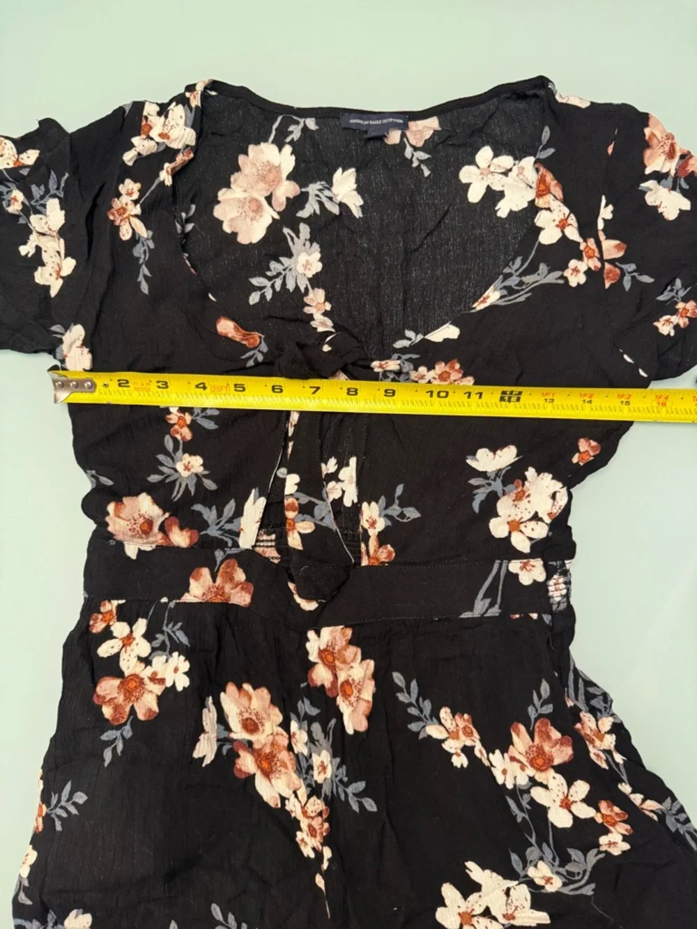 American Eagle Floral Tie-Front Cutout Romper Black Pink Flutter Sleeve Size M - Picture 5 of 9
